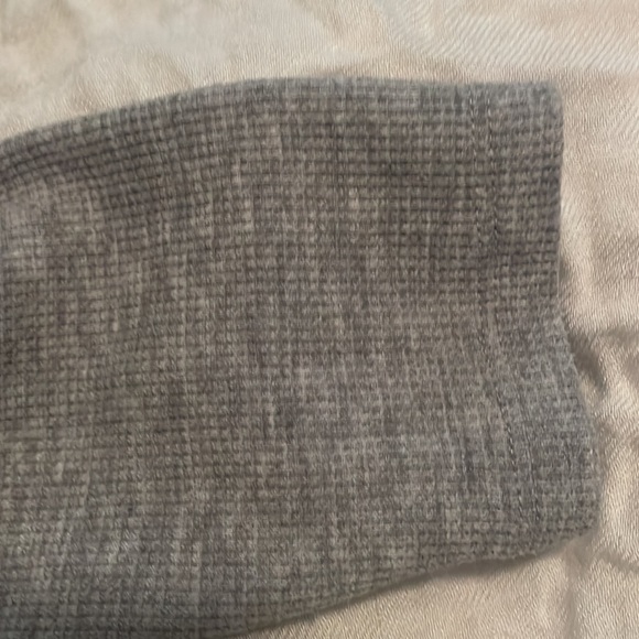 Grey long sleeved Aritizia shirt - Picture 5 of 8